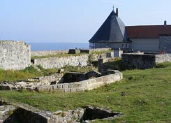 Hauptburgareal mit Grundmauerresten der Burg des 13. Jh., Foto: Friedhoff