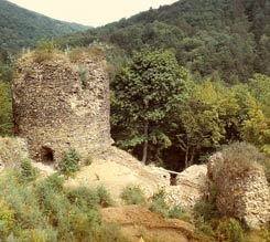 Čelní strana horního hradu v pohledu z donjonu. Nalevo bergfrit, napravo areál paláce - Stirnseite der Oberburg vom Wohnturm gesehen. Links ´Bergfried, rechts Palasbereich