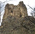 Donjon v pohledu z dol potoka poře - Wohnturm aus dem Tal des Baches poř gesehen