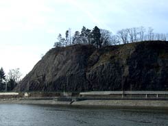 LIBĚHRAD. Čstečně odlman skalnat zakončen ostrony  s pozůstatky hradu. Pohled od severozpadu, z pravho břehu Vltavy.  Foto J. Hloek v roce 2008.   LIBĚHRAD. Teilweise abgebrckelter Abschluss des Bergsporns mit Resten der Burg. Blick vom NW, vom rechtem Moldauufer. Foto J. Hloek im Jahre 2008.