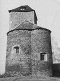 TNEC NAD SZAVOU. Rotunda s vě (berfritem). Podle Durdk 2007. - TNEC NAD SZAVOU. Die Rotunde mit dem Turm (Bergfried). Nach Durdk 2007