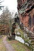 Felsentreppe zur Oberburg, links im Fels Zisterne, Foto: Werner Westermann, 01/2011