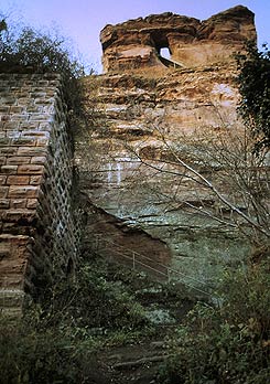 Alter Torturm und Aufsatzfelsen von Westen