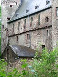 Feldseitige Ansicht der Hauptburg mit mittelalterlichen Bauteilen. Foto: J. Friedhoff (2009)