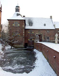 Schloss Heessen - Torbau mit Eckturm und Brcke, Foto: G. Kieling 2011