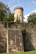 Tecklenburg, Burg, Befestigungsmauer mit Wierturm von S. Foto: Eismann 2011