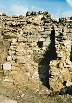 Abortschacht in der sdlichen Auenmauer der Hauptburg. Aus: Peine/Pogarell/Treude, Falkenburg (2006), S. 67.