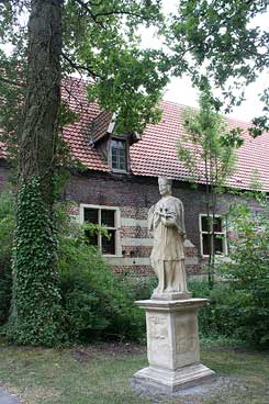 Billerbeck-Haus Hamern, Wirtschaftsgebude und Statue. Foto: Eismann 2010