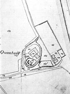 Burgstelle nach Norden. Foto: Karin Striewe			Plan des Quaxhofs nach dem Urkataster 1812. Nach Janssen/Janssen, Burgen (1997) Abb.68b.