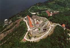 Visegrád.  Gesamtansicht der Burganlagen, Luftaufnahme von Süden, 2007. (Foto: civertan.hu)