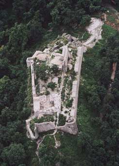 Drgely. Luftaufnahme der Burg vom Norden, 2005. (Foto: civertan.hu)