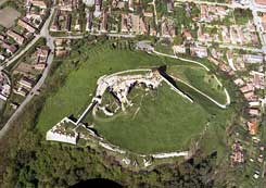 Die Burg Nógrád. Luftaufnahme vom Südwesten, 2006- (Foto: civertan.hu)