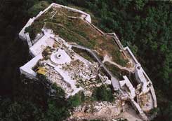 Csókakő.  Luftaufnahme der Burg, 2004 (Foto: civertan.hu)