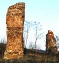 Dbrkz. Die Ruinen der Burg vom Westen, 2005. (Foto: Zsuzsa Mikls)