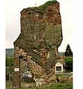 Döbrököz.  Der südliche Mauerstumpf der Burg vom Norden, 2005 (Foto: Zsuzsa Miklós)
