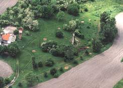 Dombóvár-Gólyavár. Die Luftaufnahme der Burg vom Osten, 2000 (Foto: Zsuzsa Miklós)