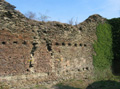 Ringmauer der Hauptburg mit Balkenlchern und Kaminanlage des Wohngebudes, Foto: R. Friedrich (2003)
