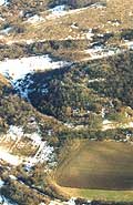 Felsőnyk. Die Luftaufnahme des Burgberges, 1995 (Foto: Zsuzsa Mikls)