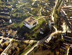 Ozora. Die Luftaufnahme der Burg mit dem Dorfzentrum,  2005 (Foto: civertan.hu)