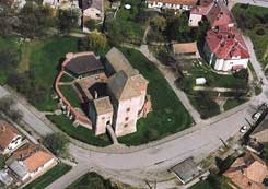 Simontornya. Die Luftaufnahme der Burg von Sdwesten, 2005. (Foto: civertan.hu)