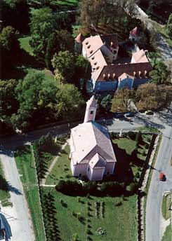 Mihlyi. Die Luftaufnahme des Schlosses von Osten, 2001 (Foto: civertan.hu)