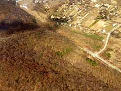 Kincsesbnya-Vaskapu. Die Luftaufnahme des Burgberges von Sdwesten, 1995  (Foto: Gyrgy Terei)