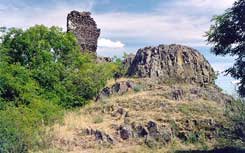 Szandavr. Die Burgruine von Westen, 2001 (Foto: civertan.hu)