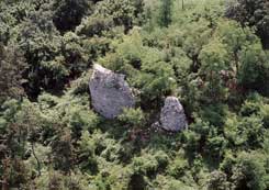 Sámsonháza-Fejérkő. Die Luftaufnahme der Burgruine von Norden, 2001 (Foto: civertan.hu)