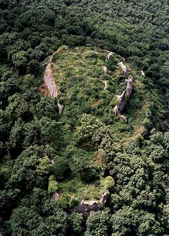 Buják. Die Luftaufnahme der Burg von Norden, 2002 (Foto: civertan.hu)