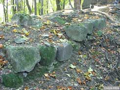 Mtraszentimre-vr. Detail der Steinmauer, 1990. (Foto: Attila Cspe)