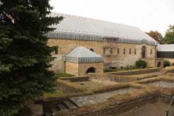  Paderborn, Domburg, Die rekonstruierte Kaiserpfalz mit den ergrabenen Grundmauern des historischen Vorbilds. Foto: Eismann 2012