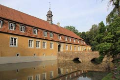 Oberbehme. Ansicht der eingeschossigen Hauptburg. Foto: G. Wachholz 2013.