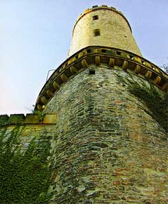 Der untere hochmittelalterliche Teil des Turmes wurde 1842 aufgestockt,  entn. aus: Andreas Kamm, Sparrenburg. Burg, Festung Wahrzeichen (Sonderver�ffentlichung des Historischen Vereins f�r die Grafschaft Ravensberg 12), Bielefeld 2007, S. 18 (Abb. 9); Aufnahme Enno Linkmeyer (ca. 2005)