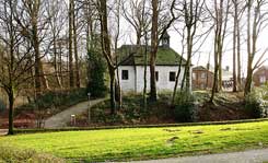 Erkrath, Hochdahl-Schlickum, Kreis Mettmann, Motte 'Heidenhgel' mit Kapelle von Nordwesten. Foto G. Krause Januar 2012. 