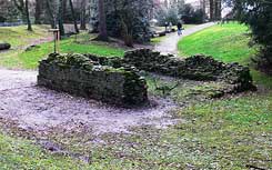 Hitden, Kreis Mettmann. Ringwallanlage Holterhfchen mit Gebuderest von Nordosten. Foto G. Krause Januar 2012. 