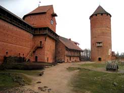 Restaurierte und rekonstruierte Bauten im Hof der Kernburg, Foto: Ieva Ose (2012)