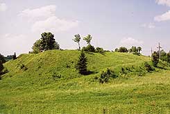 Nrdliche Abhang mit dem Aufstieg des vorchristlichen Burgbergs, Foto: Andris Caune (1999)