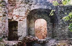 Ruine des Innenraums im  NW-Turm, Foto: Andris Caune (2002)