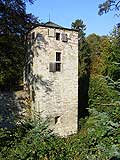 Quadratischer Flankenturm. Foto: G. Rustemeyer 2011.