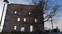 Innenseite der Westwand des rechteckigen Wohnturms, Foto: E. Peller 2021