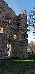 Fenster des Wohnturms, Foto: E. Peller 2021