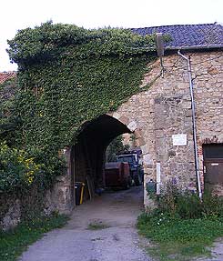 Tor zur Burg. Foto: J. Friedhoff 2010.