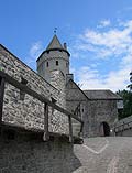 Altena Unterer Burghof mit 'Dickem Turm' J. Friedhoff 2010