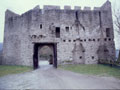 Hofseite der ersten Schildmauer mit Kaminresten und Balkenlchern, Foto: R. Friedrich (2004)