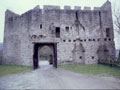 Hofseite der ersten Schildmauer mit Kaminresten und Balkenl�chern, Foto: R. Friedrich (2004)