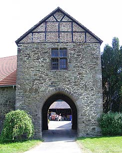 Nesselrath, Feldseite des Torhauses. Foto: J. Friedhoff 2010. 