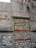 Detailaufnahme Mauerwerk mit zugemauertem Eingang auf Bodenhöhe an der Ostseite, Foto Stefan Weispfennig 2014