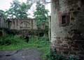 Ruine des zweiten Ansitzes mit Treppenturm des ersten Ansitzes, Foto: Steinmetz 2014