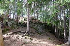 Čelo jdra s branskou vě - Stirnseite des Burgkernes mit dem Torturm. Foto T. Durdk. 