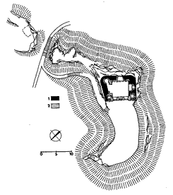 Ternn nčrt situace hradu. 1  středověk zdivo, 2  zdivo z 19. stolet.  Terreingrudrissskizze der Burg. 1  mittelalterlicher Mauerwerk, 2  Mauerwerk aus dem 19. Jahrhundert. Zeichnung T. Durdk.